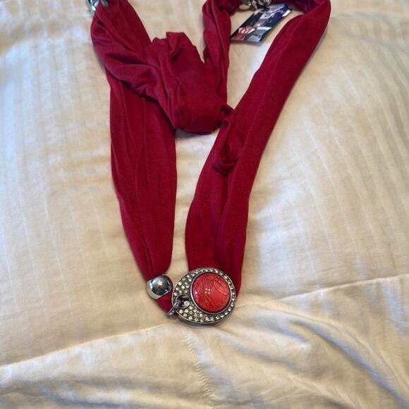 Red and silver scarf with a red pendant - Picture 4 of 9